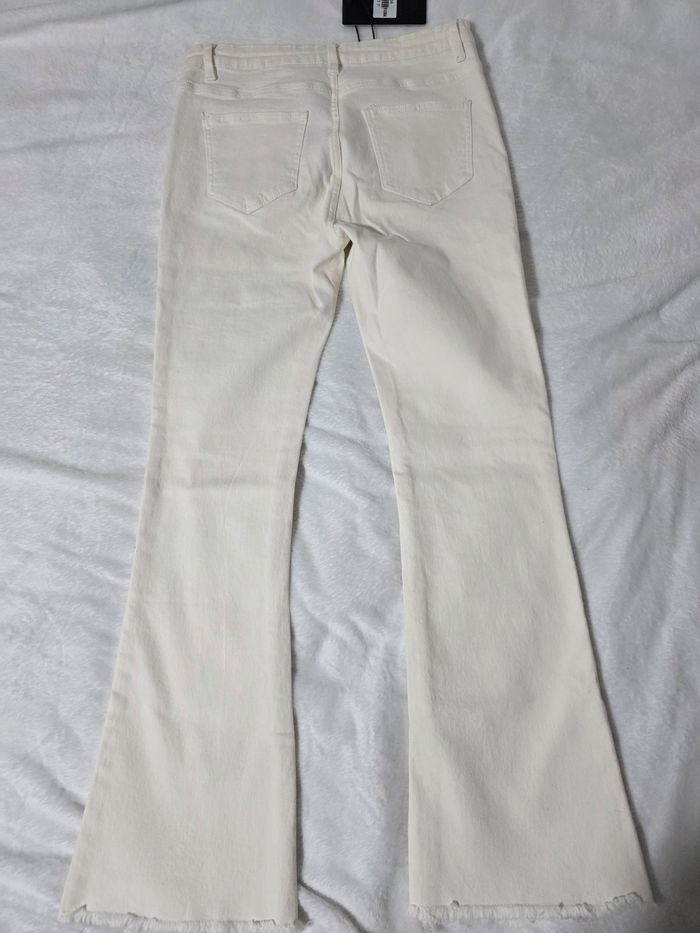 Jean patte d’éléphant blanc - photo numéro 7