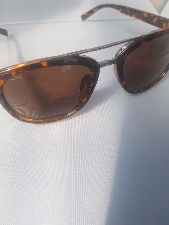 Lunette de soleil - photo numéro 2