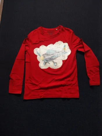 Tee shirt rouge avec dessin en perle T10A