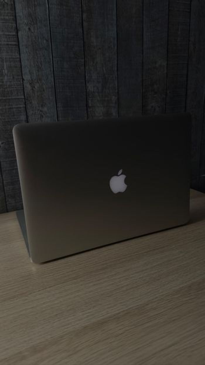 Apple MacBook Pro avec écran Retina MJLQ2LL/A - Mi-2015 - Core i7 2.2 GHz 16 Go RAM 256 Go SSD Argen - photo numéro 4