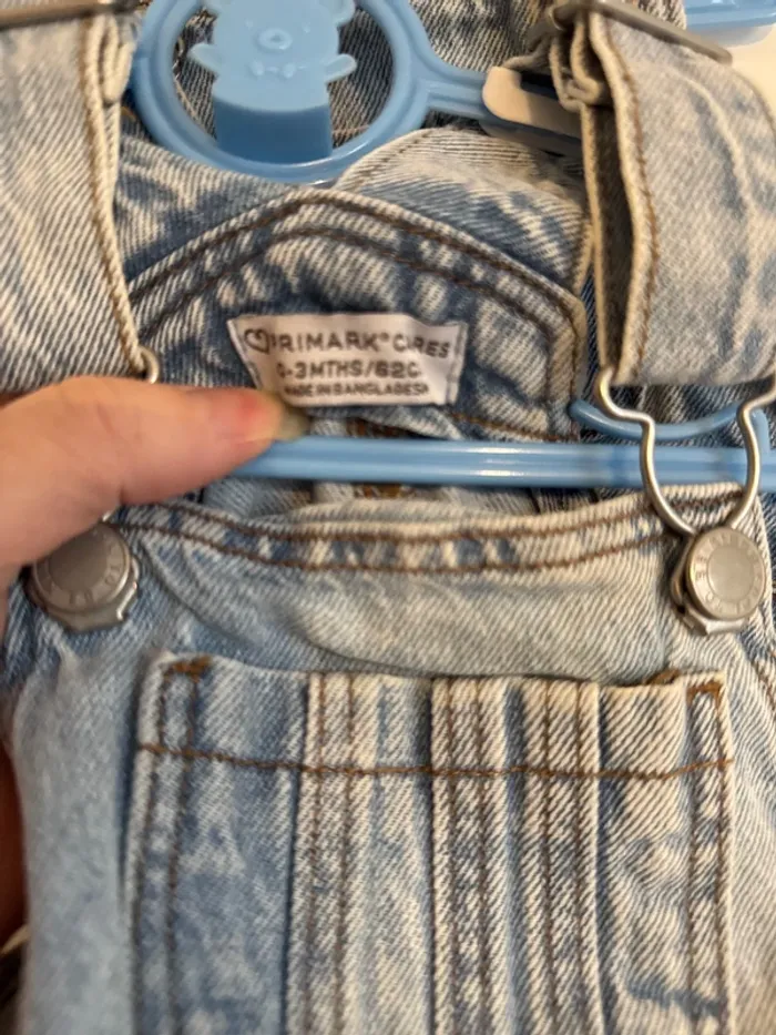 Lot de deux salopettes en jean pour jumeaux 0-3 mois 62 cm - photo numéro 3