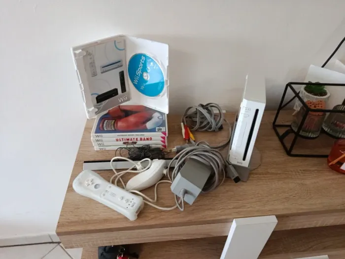 Console Wii avec 5 jeux manette et câbles