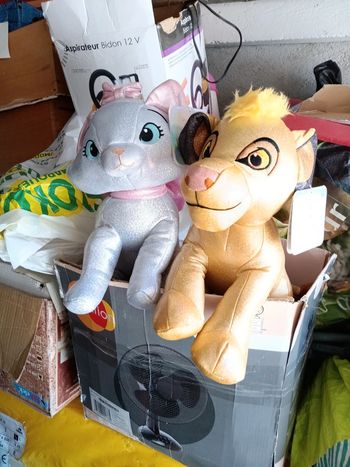 2 peluches brilla.tes et sonores disney neuves