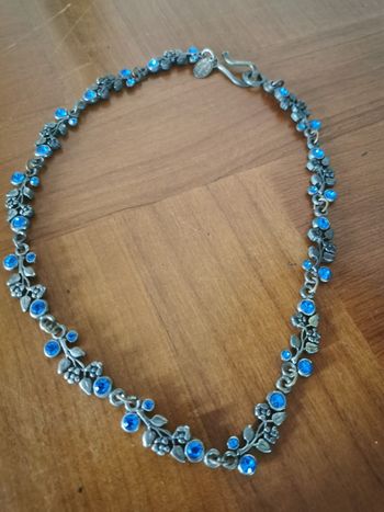 Collier à fleurs et strass bleus Tache de rousseur