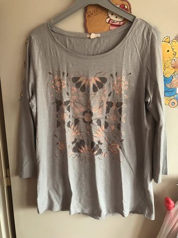 Tee shirt à manches 3/4 gris à motifs, taille M, marque Esprit.