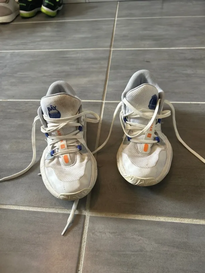 Chaussures de basket blanche et bleue