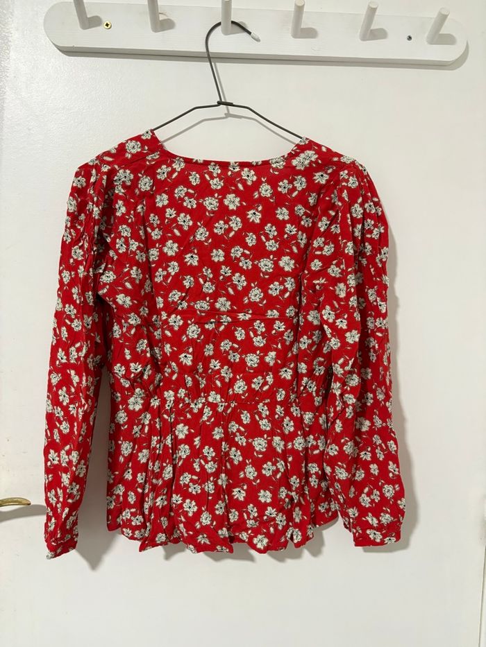 Chemisier Only rouge à fleur blanche