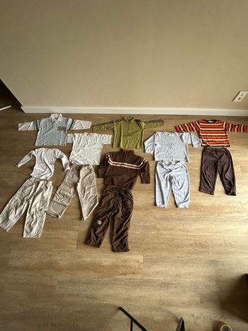 Lot vêtements garçon 4 ans – Hiver/printemps – Pantalons, pulls, t-shirts assortis