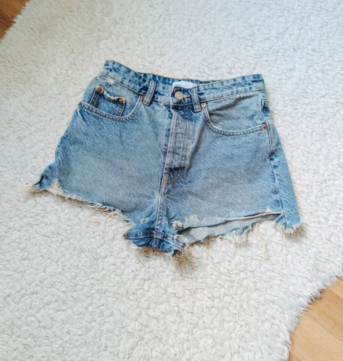 Short en jean bleu ciel destroy taille haute moderne tendance Zara taille 36