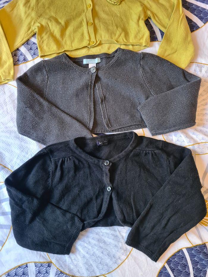 3 gilets. 18 mois. Kiabi, obaîbi. Noir. Gris. Jaune - photo numéro 2