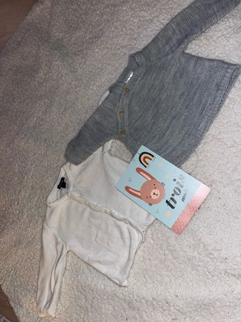 2 gilets bébé 3 mois