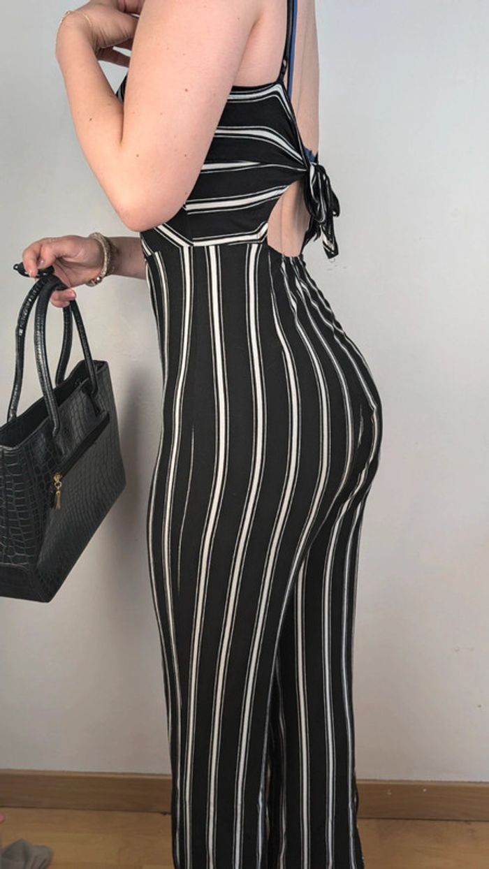 Combinaison à bretelles moulante rayée noire et blanche dos nu - photo numéro 6
