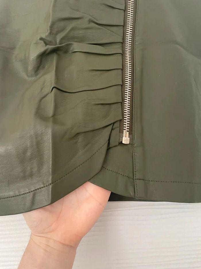 Mini-jupe sexy en cuir droite moulante vert kaki effet froncé plissé et fermeture éclair - photo numéro 3