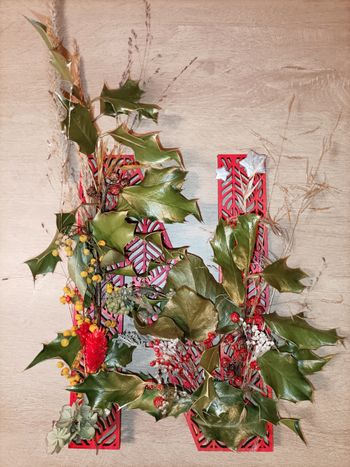 Lettre N en bois et fleurs séchées. Décoration de Noël