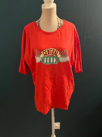 Très beau tee shirt Friends pour femme