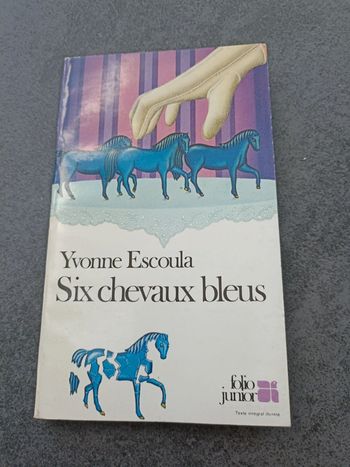 Six chevaux bleus