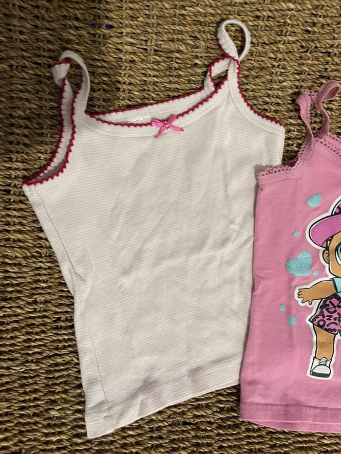 3 débardeurs fille 4/5 ans dont 1 LOL Surprise - photo numéro 2