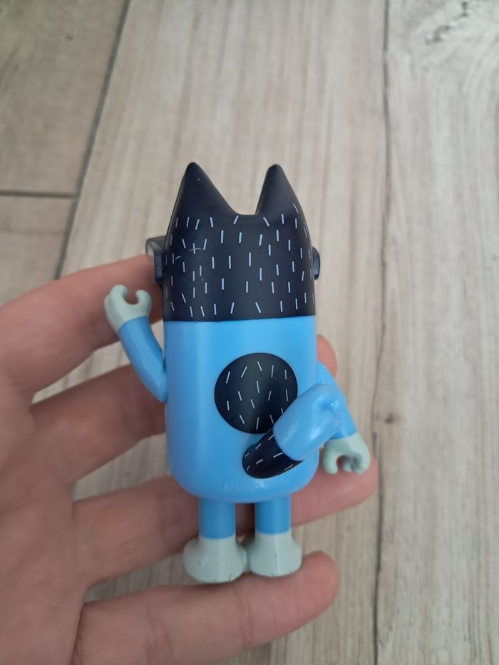 Figurine papa de bluey : bandit et ses lunettes de soleil - photo numéro 4