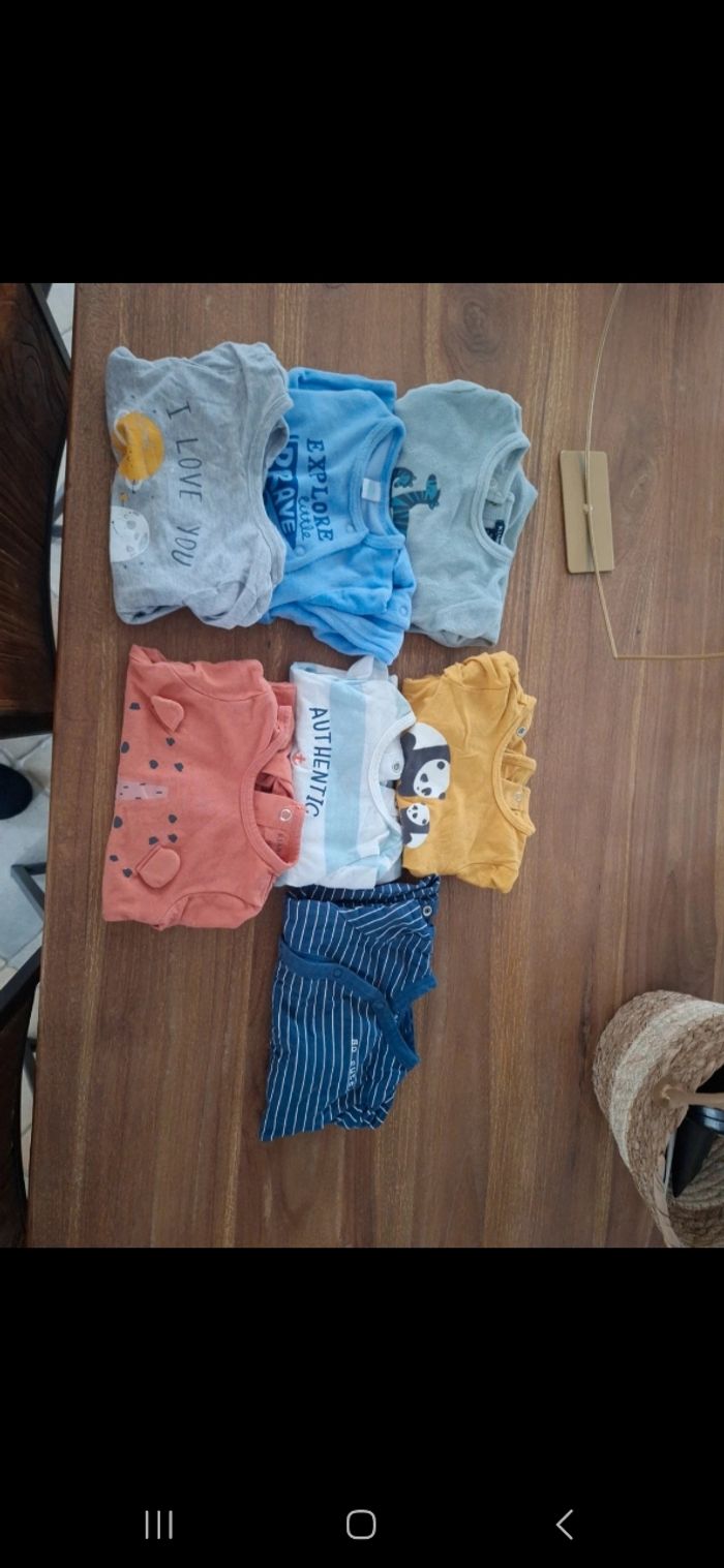 Lot de 7 pyjamas taille 1 mois