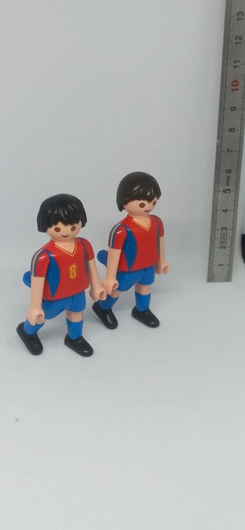 Hommes joueurs de football espagnols bleu et rouge playmobil