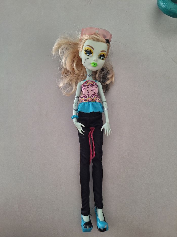 Lot 10 poupées monster high et supports - photo numéro 4