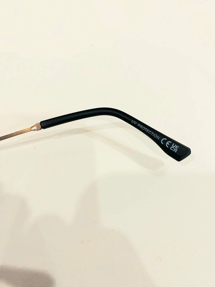 Lunette de soleil mixte noire bras dorés uvprotection catégorie 3 - photo numéro 4