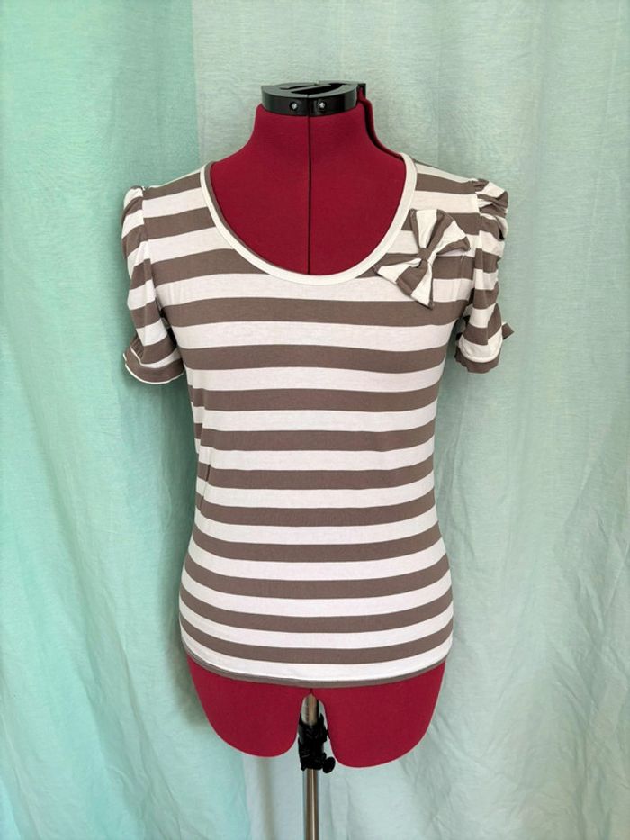 Petit t-shirt blanc à rayures taupe avec dentelle au dos