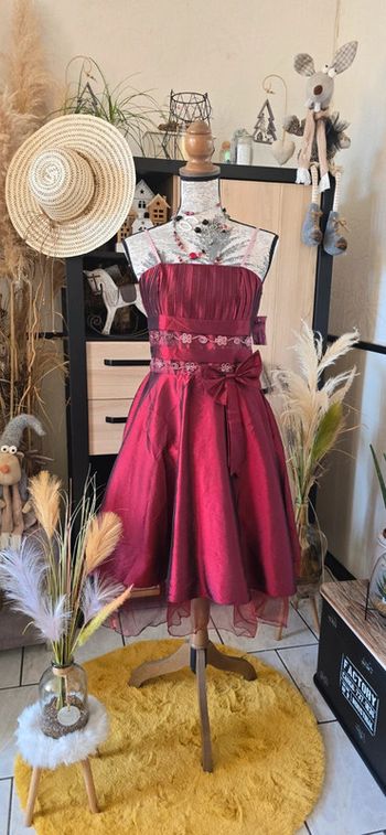 Magnifique robe de soirée neuve en satin