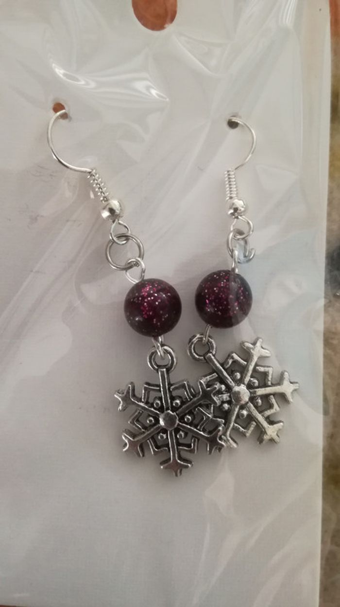 Boucle d'oreille flocon violet