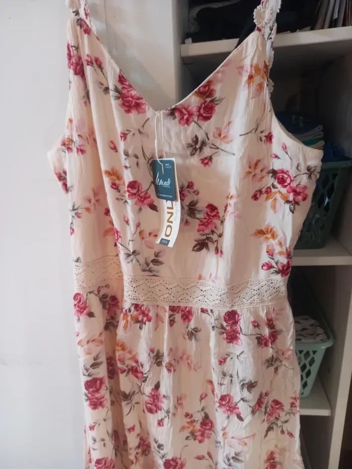 Robe fleurs et dentelles only - photo numéro 2