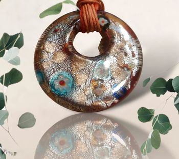 Très gros pendentif rond irrisé monté sur collier ruban comme neuf