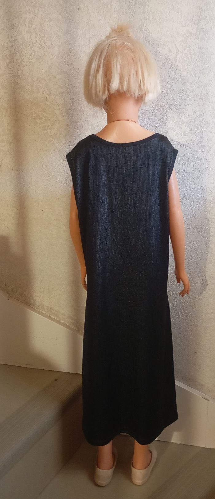 Robe sans manche . 10 ans .Noir brillant et bande dentelle . Polyester élasthanne. Très bon état . - photo numéro 3