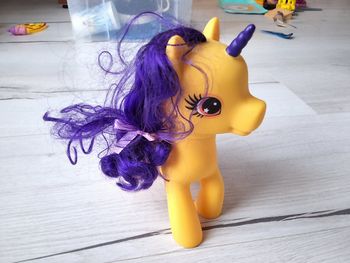 Jouet licorne jaune crinière violette 16,5 cm