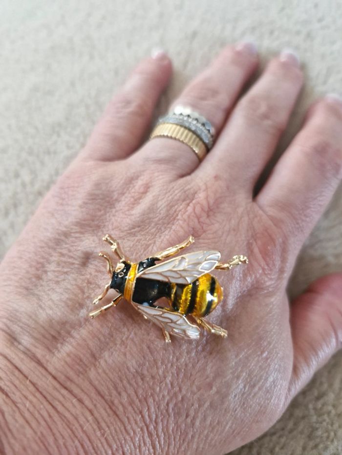 Broche bijou insecte dorée et peinte - photo numéro 4