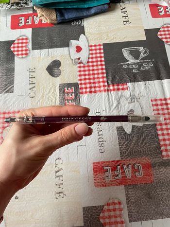 Crayon pour les yeux et les lèvres