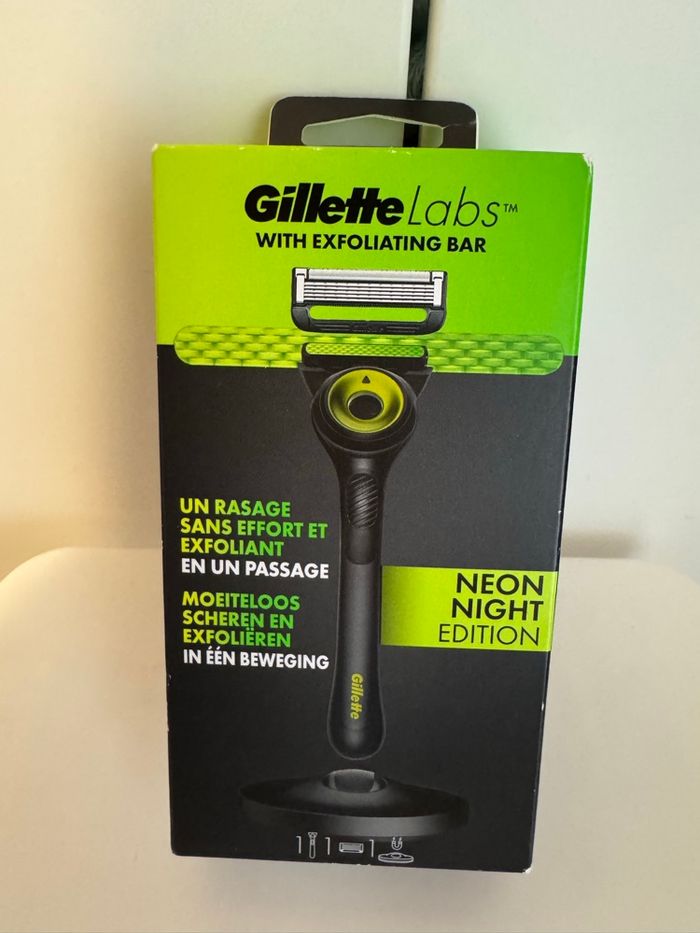 Gillette  labs avec support et recharges manche magnétique