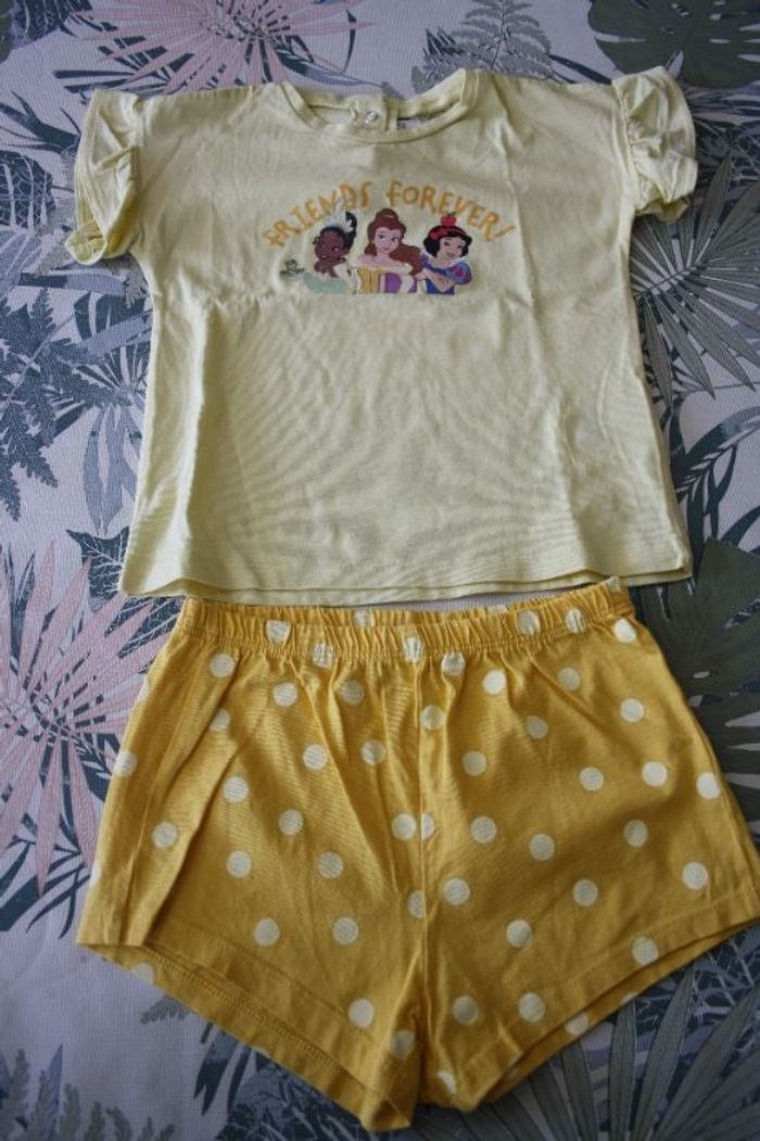 Ensemble Tee-shirt princesses en jaune + short à pois moutarde de H&M en 2-3 ans