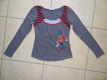 t shirt noir à fleurs Promod