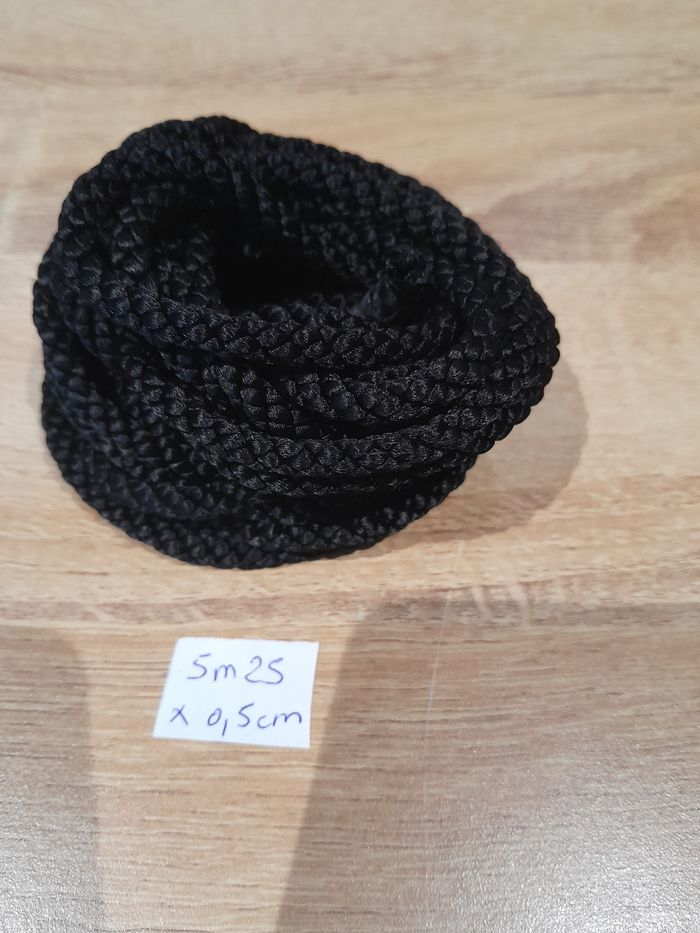 5m25 de corde noir tressée 0.5cm de large