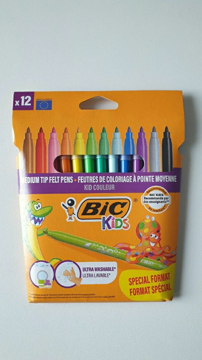 Neuf fournitures scolaires  12 stylos feutres Bic