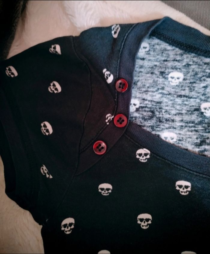 Tee-shirt motifs têtes de mort "Kiabi" en très bon état - photo numéro 2