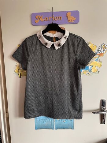 Tee shirt à manches courtes gris et blanc avec strass au col, taille Xs, marque Pimkie
