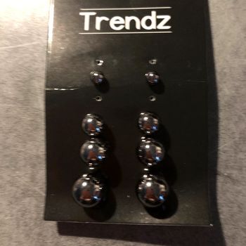 lot de 4 paires de boucles d'oreille clou en verre noir