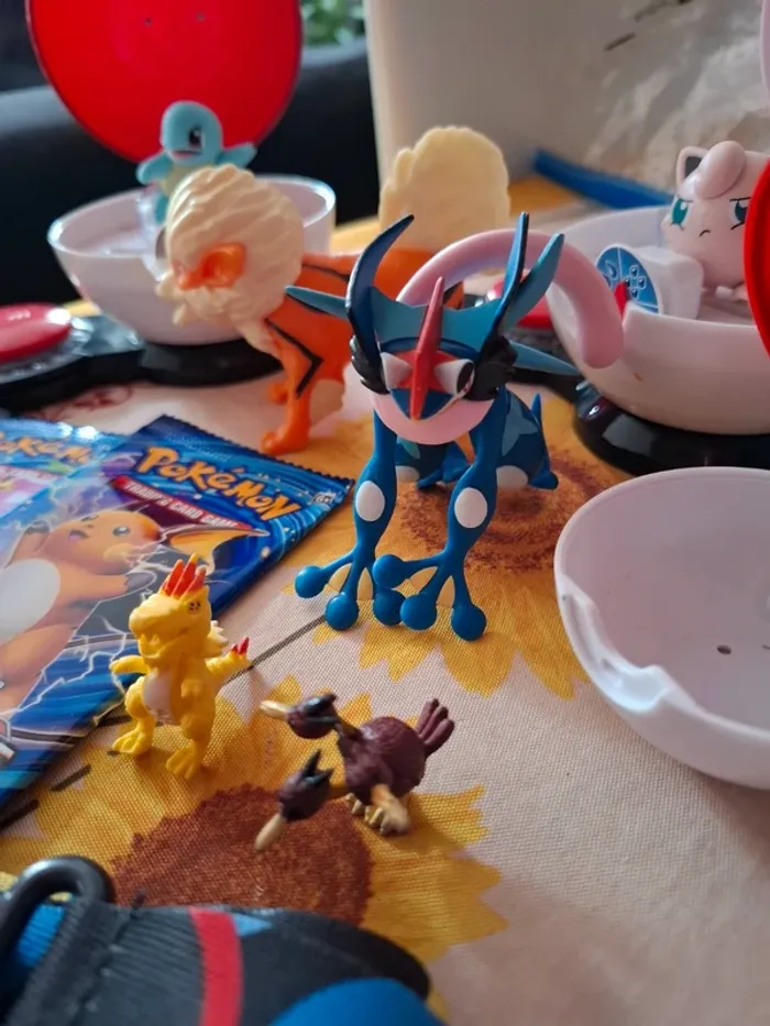 Magnifique lot de pokeball toupie avec figurine ceinture cartes pokemon neuve non officiel - photo numéro 5