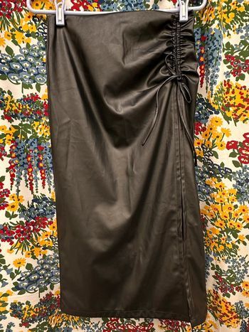 Jupe (simili cuir) froncée et fendue