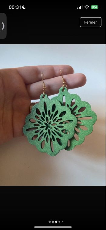 Boucles d’oreilles pendantes NEUVES pour femme en bois couleur vert   DRESSING PROPOSANT RÉDUCTIONS 💶😀  Boucles d’oreilles pendantes pour femme.  Pour oreilles percées.  En bambou.  Couleur : Vert LÉGÈRES   ✨NEUVES. Jamais portées.✨  Prix : 3€35  Je dépos