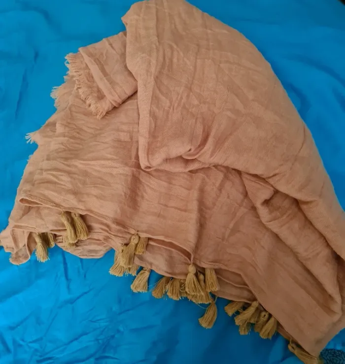 Grande écharpe / Foulard moutarde petits ponpons H & M Neuve - photo numéro 2
