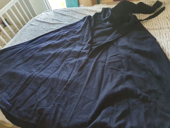 Cape longue en laine bleu marine brodée