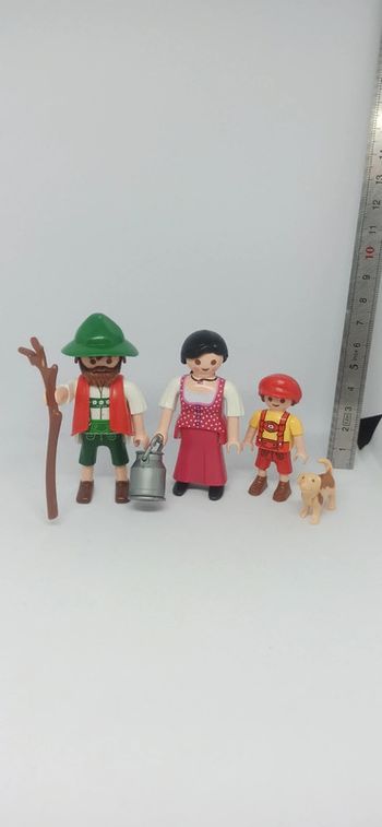 Famille avec homme femme et enfant et chiot tyroliens playmobil