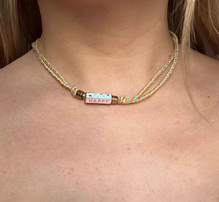 Collier ajustable coloré avec pendentif “Happy”